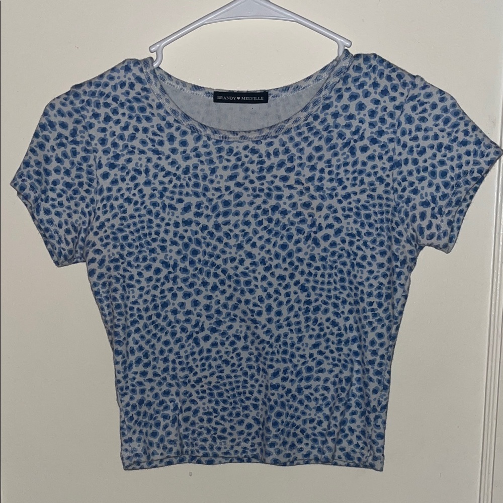 Brandy Melville — Blue Patterned Baby-Tee